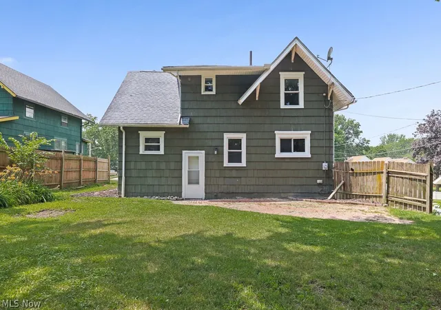 Photo 3 of Sale Pending at 1552 Parkway Blvd, Alliance, OH 44601 | MLS# 5227414 | Listing updated on 2026-09-30