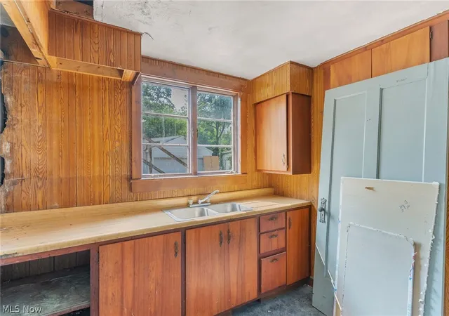 Photo 3 of Sale Pending at 1332 Elm St, Youngstown, OH 44505 | MLS# 5227538 | Listing updated on 2026-10-06