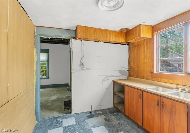 Photo 4 of Sale Pending at 1332 Elm St, Youngstown, OH 44505 | MLS# 5227538 | Listing updated on 2026-10-06
