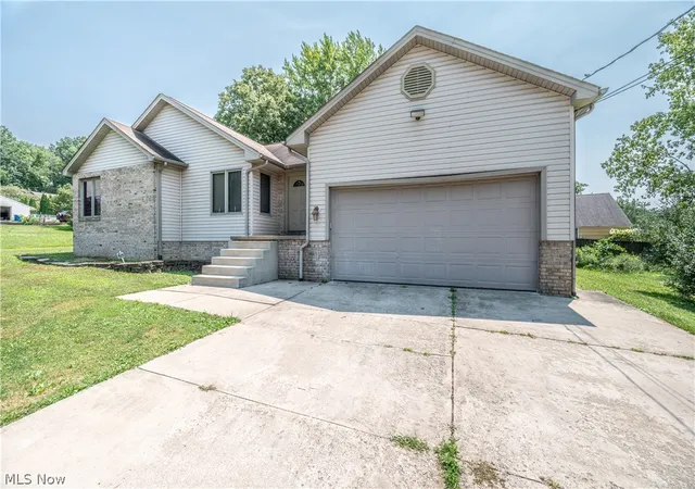 Photo 3 of Single family home for sale at 1015 Niles Vienna Rd, Niles, OH 44446 | MLS# 5228190 | Listing updated on 2026-09-22