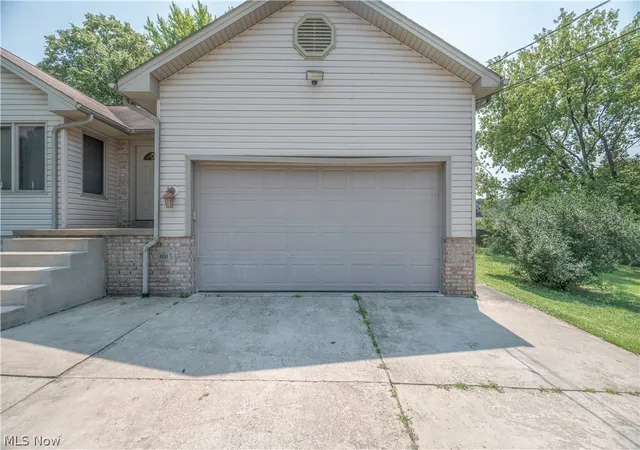 Photo 3 of Single family home for sale at 1015 Niles Vienna Rd, Niles, OH 44446 | MLS# 5228190 | Listing updated on 2026-09-22