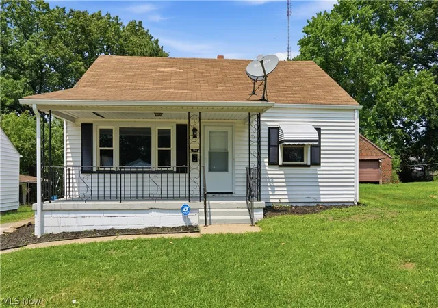 Photo 2 of Single family home for sale at 734 Pasadena Ave, Youngstown, OH 44502 | MLS# 5228499 | Listing updated on 2026-09-03