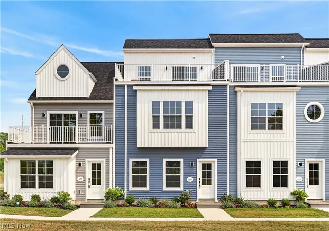 Photo 3 of Townhouse for sale at 469 Harbor Ln, Lorain, OH 44052 | MLS# 5228601 | Listing updated on 2026-09-30