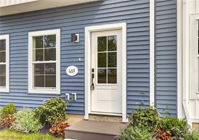 Photo 4 of Townhouse for sale at 469 Harbor Ln, Lorain, OH 44052 | MLS# 5228601 | Listing updated on 2026-09-30