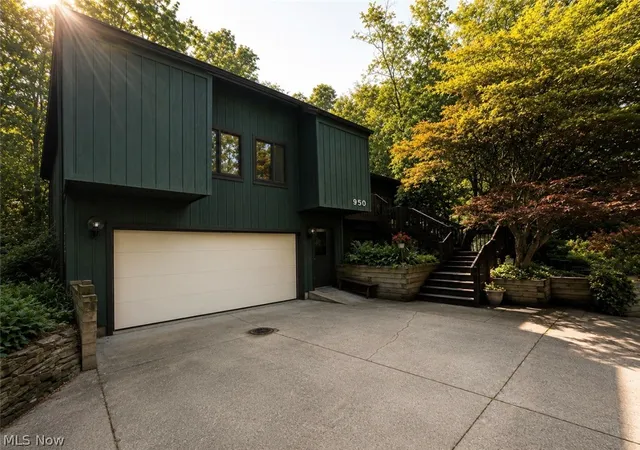 Photo 1 of Sale Pending at 950 Kingswood Dr, Akron, OH 44313 | MLS# 5228169 | Listing updated on 2026-10-06