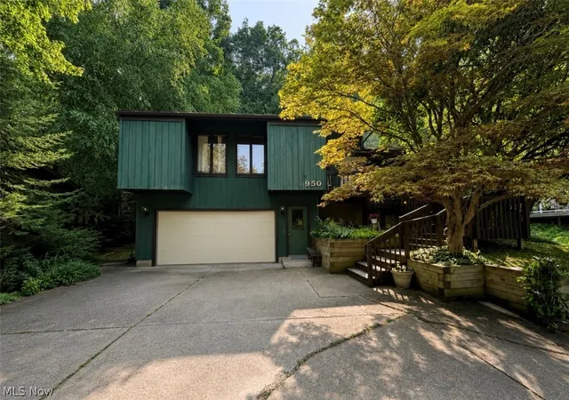 Photo 2 of Sale Pending at 950 Kingswood Dr, Akron, OH 44313 | MLS# 5228169 | Listing updated on 2026-10-06