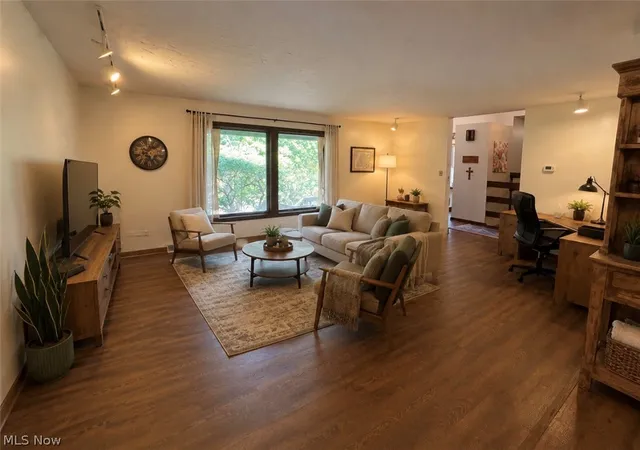 Photo 3 of Sale Pending at 950 Kingswood Dr, Akron, OH 44313 | MLS# 5228169 | Listing updated on 2026-10-06