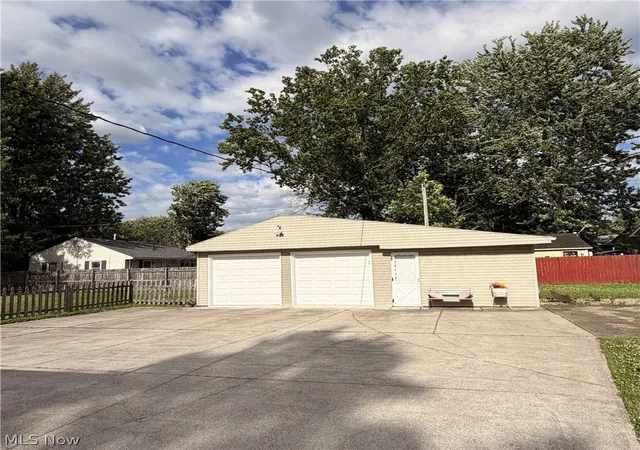Photo 4 of Sale Pending at 1306 Prospect St, Elyria, OH 44035 | MLS# 5229117 | Listing updated on 2026-09-14