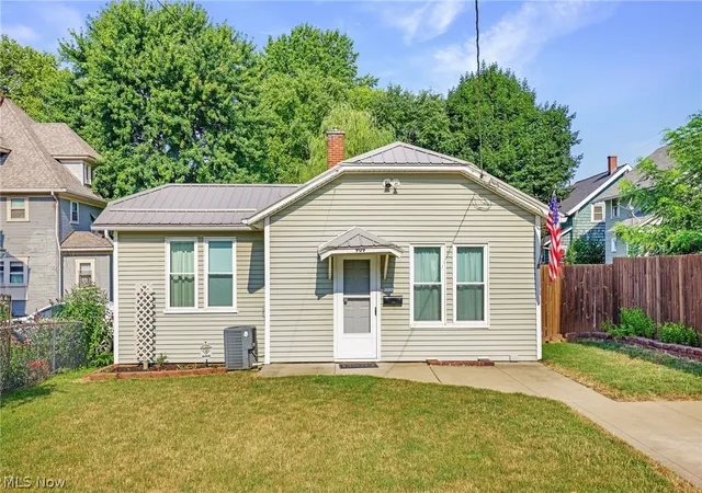 Photo 1 of Sale Pending at 909 Brown Ave Nw, Canton, OH 44703 | MLS# 5226565 | Listing updated on 2026-09-03
