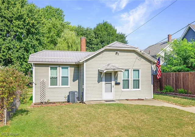 Photo 2 of Sale Pending at 909 Brown Ave Nw, Canton, OH 44703 | MLS# 5226565 | Listing updated on 2026-09-03