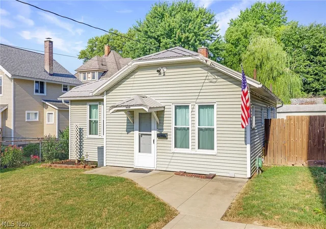 Photo 3 of Sale Pending at 909 Brown Ave Nw, Canton, OH 44703 | MLS# 5226565 | Listing updated on 2026-09-03