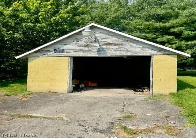 Photo 3 of Single family home for sale at 2750 Julian St, Youngstown, OH 44502 | MLS# 5228904 | Listing updated on 2026-09-04