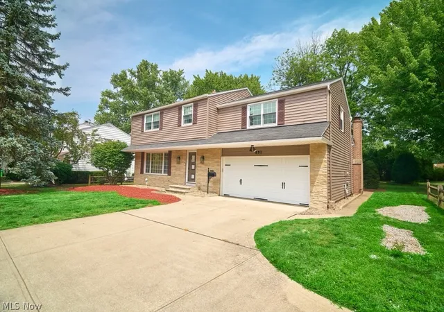 Photo 3 of Single family home for sale at 891 Brainard Rd, Cleveland, OH 44143 | MLS# 5229282 | Listing updated on 2026-09-30