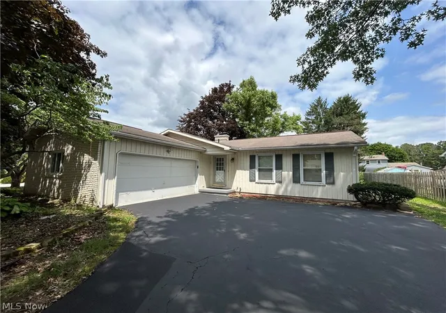 Photo 2 of Single family home for sale at 106 Stoney Crk Ct, Youngstown, OH 44512 | MLS# 5229347 | Listing updated on 2026-10-07