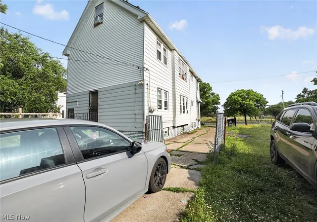 Listing Photo 2 - Condo for sale in building located at 11201 Melba Ave, Cleveland, OH 44104