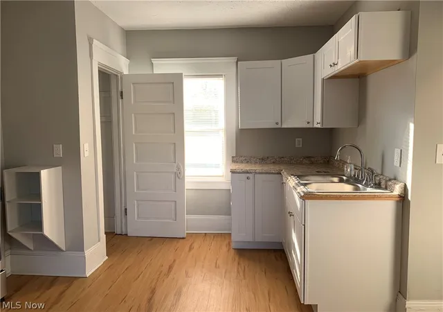 Listing Photo 2 - Condo for sale in building located at 2129 Althen Ave, Cleveland, OH 44109