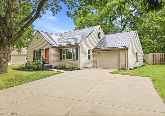 Photo 2 of Single family home for sale at 219 Aldrich Rd, Youngstown, OH 44515 | MLS# 5228388 | Listing updated on 2026-09-04