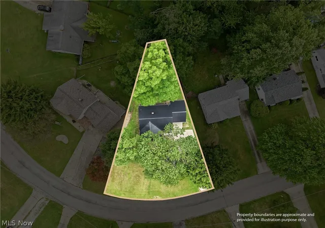 Photo 3 of Single family home for sale at 219 Aldrich Rd, Youngstown, OH 44515 | MLS# 5228388 | Listing updated on 2026-09-04
