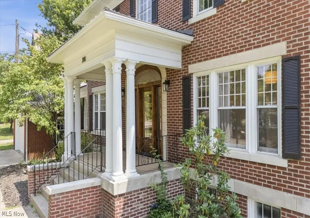Photo 3 of Single family home for sale at 200 Washington St, Marietta, OH 45750 | MLS# 5224044 | Listing updated on 2026-09-29