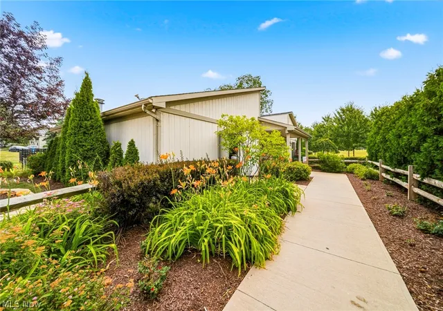 Listing Photo 2 - Condo for sale in building located at 7136 N Churchill Pl, Concord Township, OH 44077