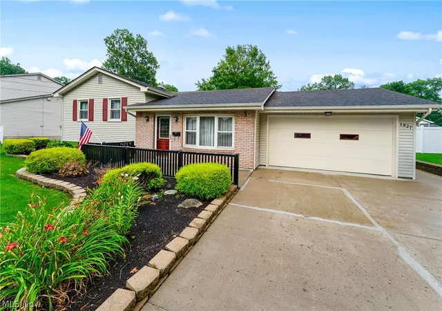 Photo 2 of Single family home for sale at 1827 Brockton Dr, Youngstown, OH 44511 | MLS# 5230458 | Listing updated on 2026-09-07
