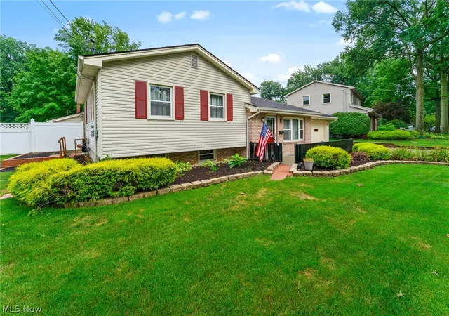 Photo 3 of Single family home for sale at 1827 Brockton Dr, Youngstown, OH 44511 | MLS# 5230458 | Listing updated on 2026-09-07