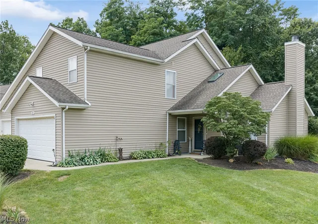 Listing Photo 4 - Condo for sale in building located at 298 Westberry Cir, Akron, OH 44278