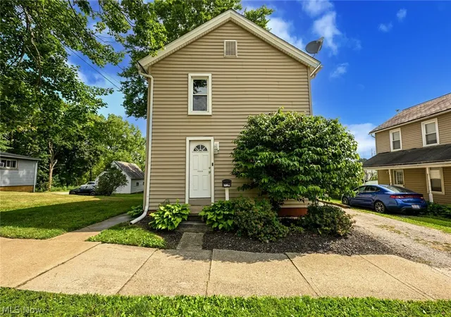 Single family home for sale at 210 Pittsburgh St, Columbiana, OH 44408 | MLS# 5230846