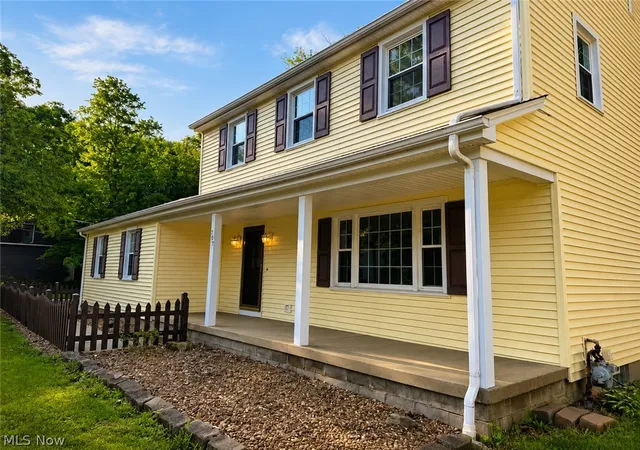 Photo 2 of Single family home for sale at 707 Oakridge Dr, Youngstown, OH 44512 | MLS# 5229937 | Listing updated on 2026-10-03