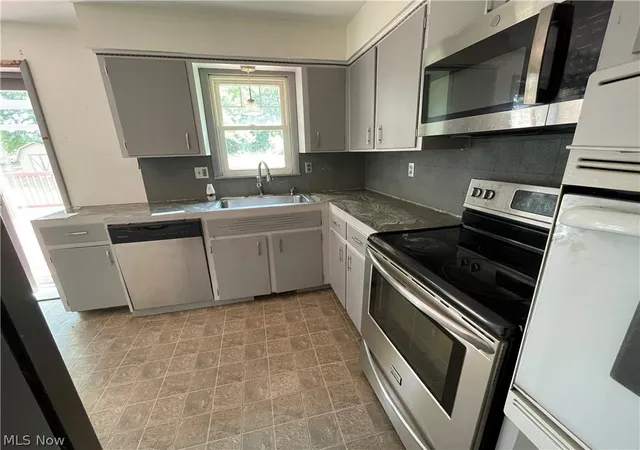 Photo 4 of Sale Pending at 5724 Bonnie Lou Dr, New Franklin, OH 44319 | MLS# 5230543 | Listing updated on 2026-09-17