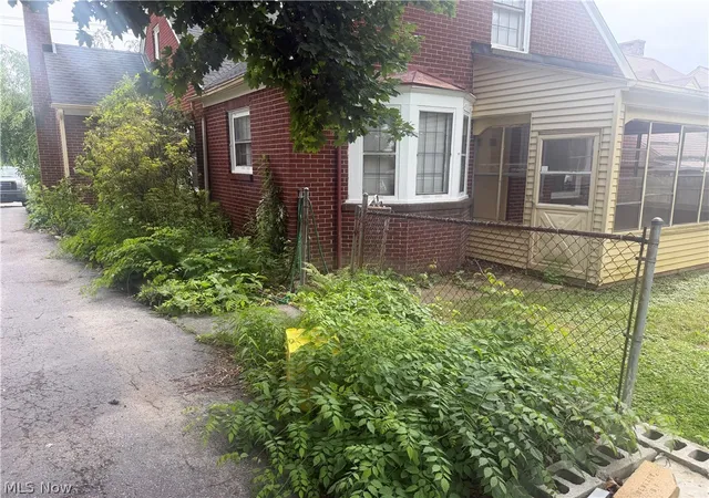Photo 2 of Sale Pending at 428 W Midlothian Blvd, Youngstown, OH 44511 | MLS# 5229020 | Listing updated on 2026-09-05