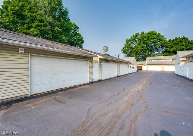 Listing Photo 2 - Condo for sale in building located at 2510 Williamsburg Dr, Uniontown, OH 44685