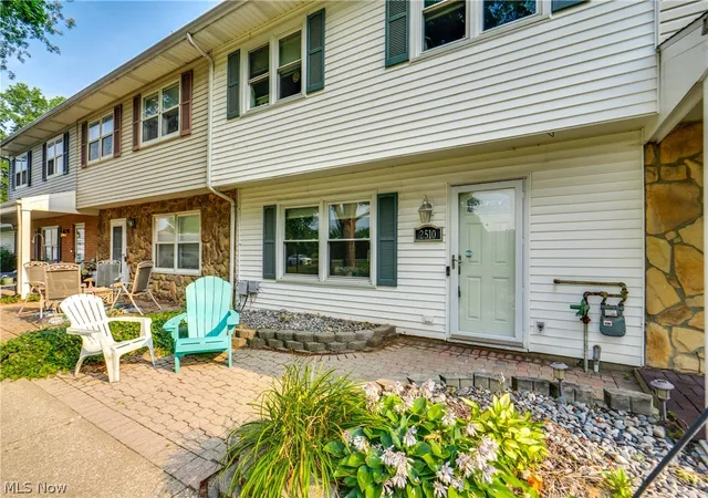 Listing Photo 3 - Condo for sale in building located at 2510 Williamsburg Dr, Uniontown, OH 44685