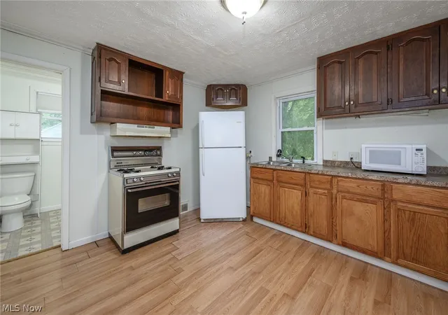 Listing Photo 4 - Condo for sale in building located at 324 Eastland Ave, Akron, OH 44305
