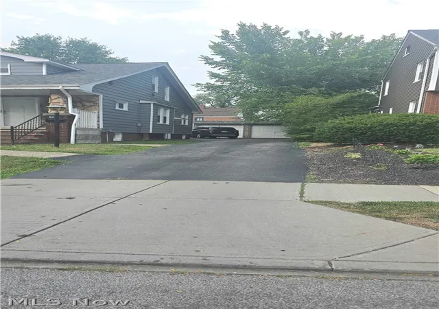Photo 3 of Single family home for sale at 3922 Grosvenor Rd, Cleveland, OH 44118 | MLS# 5231557 | Listing updated on 2026-09-14