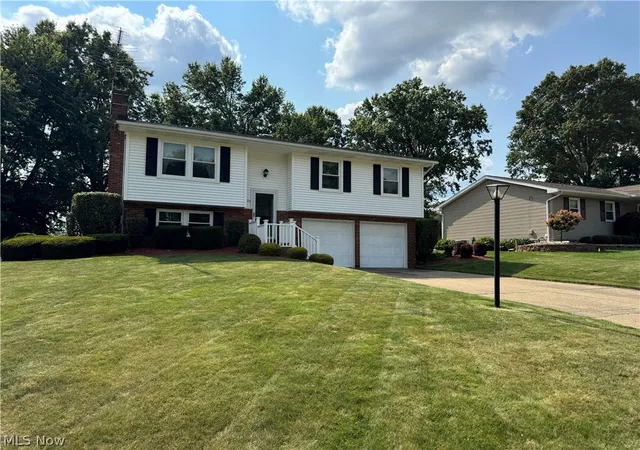 Photo 2 of Single family home for sale at 2370 Oak Tr St, Youngstown, OH 44515 | MLS# 5231535 | Listing updated on 2026-09-09