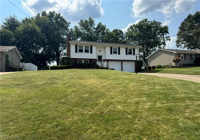 Photo 3 of Single family home for sale at 2370 Oak Tr St, Youngstown, OH 44515 | MLS# 5231535 | Listing updated on 2026-09-09