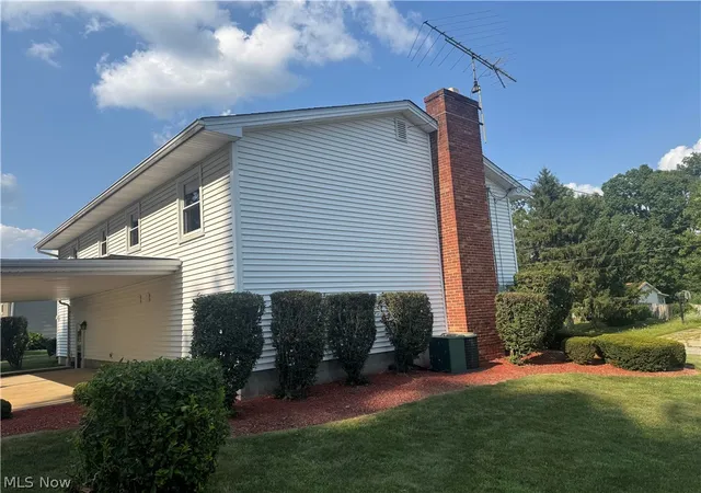 Photo 3 of Single family home for sale at 2370 Oak Tr St, Youngstown, OH 44515 | MLS# 5231535 | Listing updated on 2026-09-09