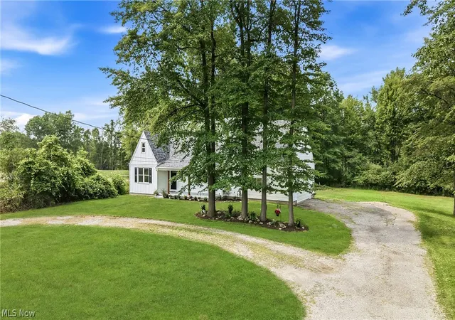 Photo 3 of Sale Pending at 836 School St, Hubbard, OH 44425 | MLS# 5230199 | Listing updated on 2026-09-24