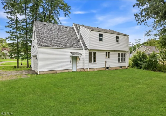 Photo 3 of Sale Pending at 836 School St, Hubbard, OH 44425 | MLS# 5230199 | Listing updated on 2026-09-24