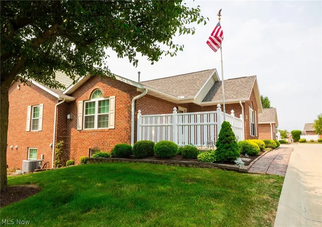 Listing Photo 4 - Condo for sale in building located at 205 Greenbriar Ln, Dalton, OH 44618