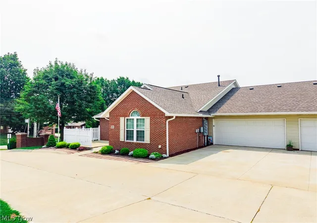 Listing Photo 5 - Condo for sale in building located at 205 Greenbriar Ln, Dalton, OH 44618