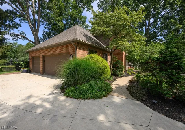 Photo 3 of Single family home for sale at 4063 Dunoon Cir Nw, Canton, OH 44718 | MLS# 5232031 | Listing updated on 2026-09-02