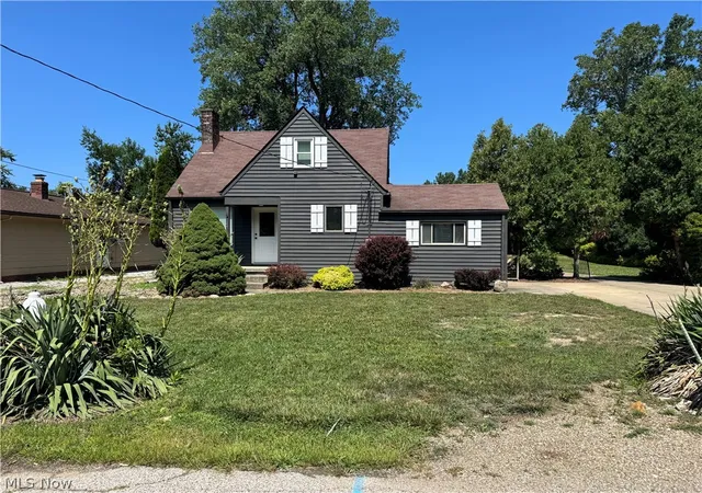 Photo 2 of Single family home for sale at 36349 S Riverview Dr, Eastlake, OH 44095 | MLS# 5232095 | Listing updated on 2026-09-30