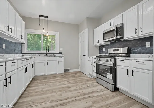 Photo 3 of Single family home for sale at 455 Scott St NE, Warren, OH 44483 | MLS# 5225720 | Listing updated on 2026-09-10
