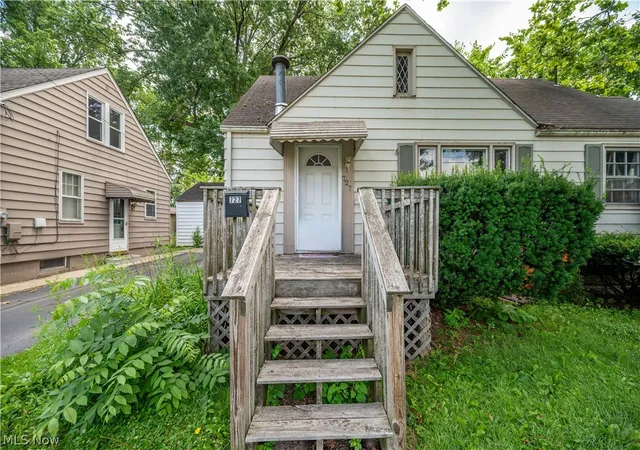 Photo 2 of Single family home for sale at 727 Meadowbrook Ave SE, Warren, OH 44484 | MLS# 5231943 | Listing updated on 2026-09-09
