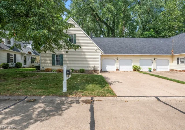 Listing Photo 2 - Condo for sale in building located at 6724 Connecticut Colony Cir, Mentor, OH 44060