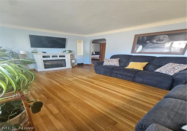 Photo 3 of Sale Pending at 6906 Belmere Dr, Cleveland, OH 44129 | MLS# 5232567 | Listing updated on 2026-09-08