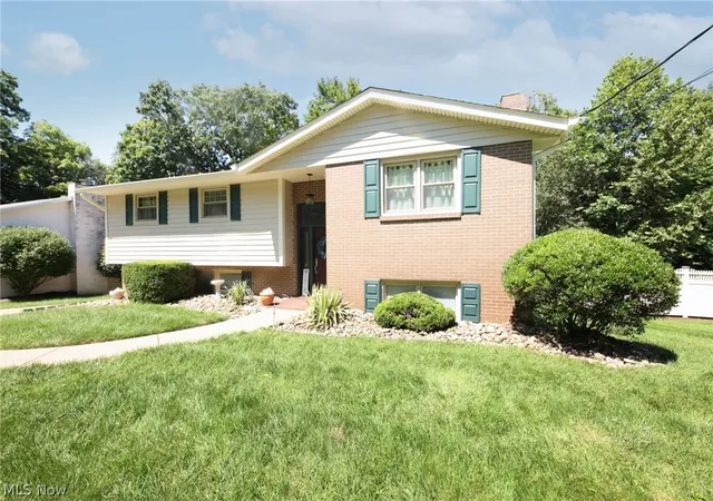 Photo 3 of Single family home for sale at 364 Country Clb Blvd, Weirton, WV 26062 | MLS# 5232823 | Listing updated on 2026-09-10
