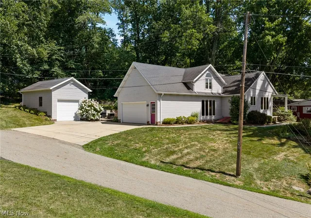 Photo 3 of Single family home for sale at 5178 East Blvd NW, Canton, OH 44718 | MLS# 5232144 | Listing updated on 2026-09-30